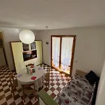 Lägenhet Cozy Two-level Retreat With Garden