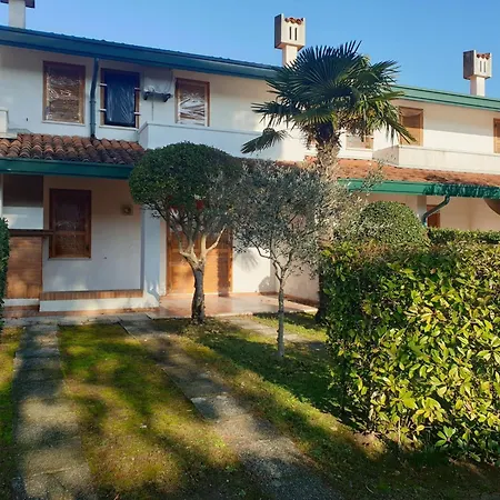 Cozy Two-level Retreat With Garden شقة *