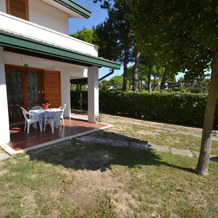 Apartmán Cozy Two-level Retreat With Garden Bibione