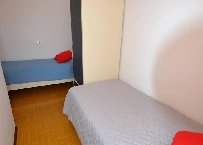 Cozy Two-level Retreat With Garden *