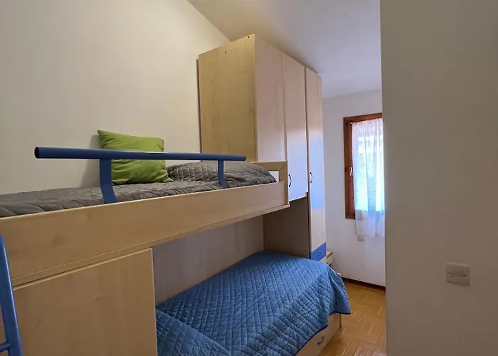 Cozy Two-level Retreat With Garden شقة *