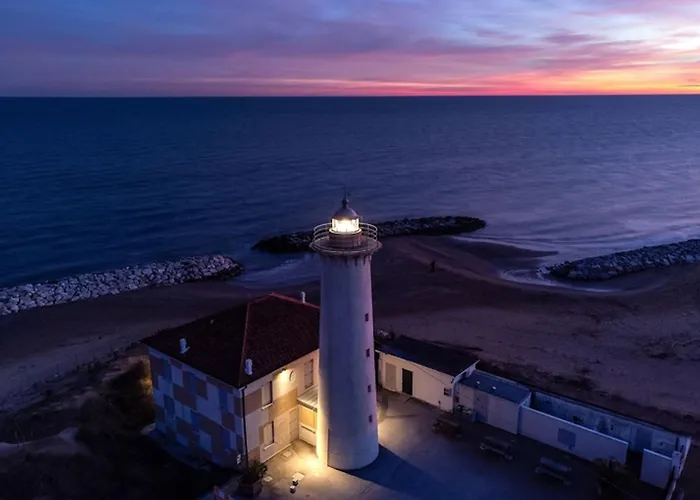 Cozy Two-level Retreat With Garden *